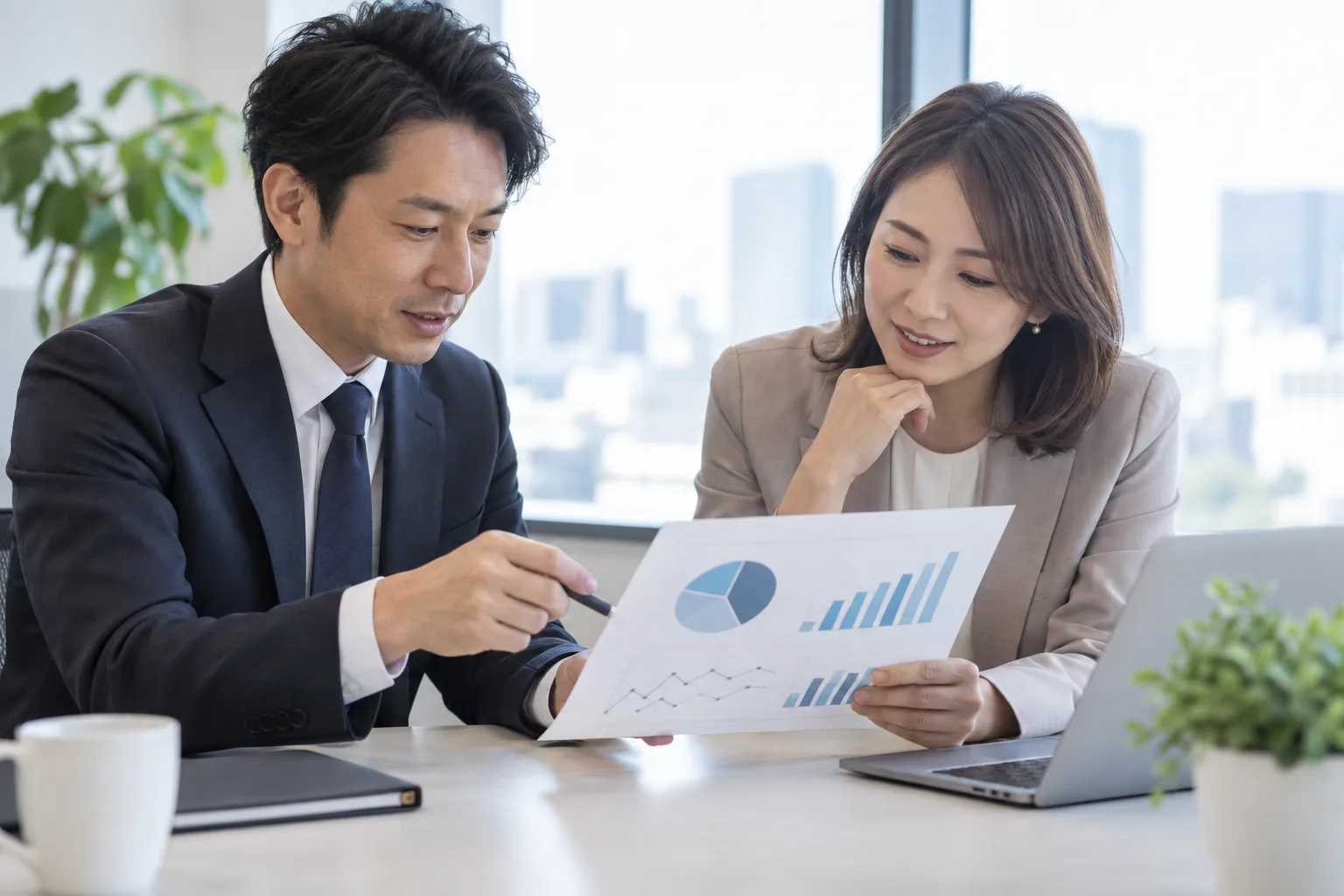 御社の PM と当社の PM が、1枚の週次報告書を見ながら話している